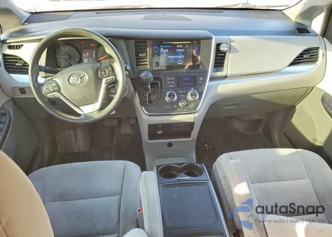 2015 Toyota Sienna Le z USA, uszkodzony, nr VIN 5TDKK3DC0FS557005